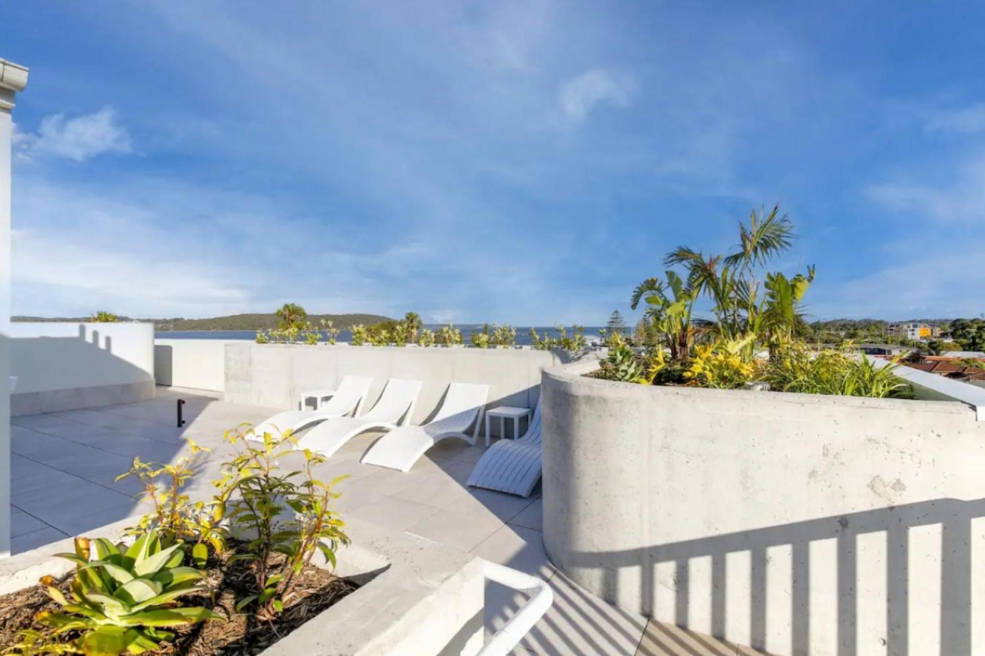 Lavish Coastal 2-bed With Stunning Ocean Views Apartment *