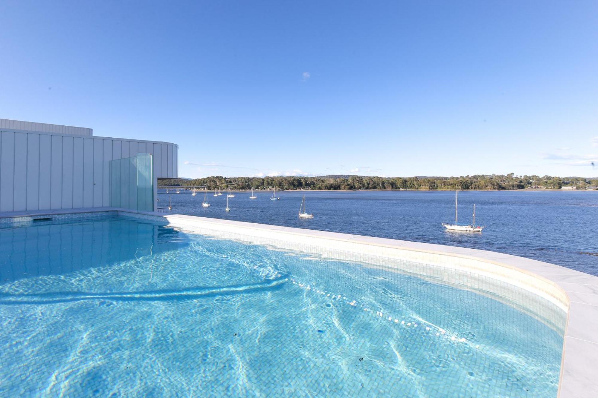 Lavish Coastal 2-bed With Stunning Ocean Views